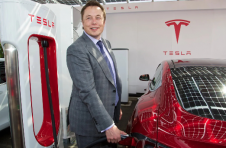 埃隆·马斯克（Elon Musk）飞往英国，引发有关电池厂的猜测