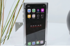 鱼子酱iPhone 11 Pro Cyber​​phone在视频上炫耀