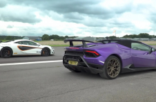 迈凯轮620R飙车兰博基尼Huracan Performante Spyder在铁杆超级跑车的决斗中
