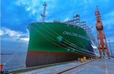 全球首艘2.3万箱双燃料动力集装箱船交付