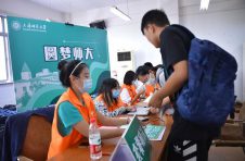 开放大学新景观 夫妻父子成同学