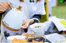 连续四天狂欢，在上海城区最大的开放式草坪上，百余家国内外咖啡品牌集中亮相