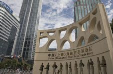 从“一支口红”到“共享仓库”，外高桥的“门”连着世界与中国