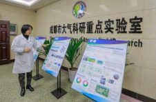 采风团走进成都大气重点实验室 对话成都生态环境局领导 为成都环保献言献策