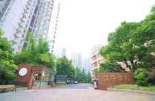 在上海这所学校，每个教室里都有三个口袋……