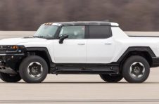 GMC Hummer EV前往密歇根州进行冬季测试