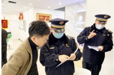 上海二手房交易新规正式实施 仍有部分房产中介不出示房源二维码遭城管查处