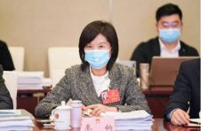 学生为何不愿意毕业？人大代表为老年教育建言