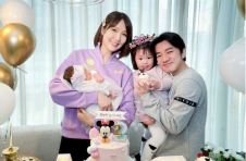 王祖蓝官宣二胎得女，老婆李亚男为大女儿庆生，月子期着短裙秀美腿令人生羡