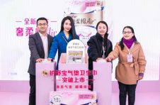 乃万亮相上海百联中环购物广场，解锁护舒宝气垫卫生巾黑科技