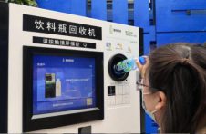 迪士尼度假区里的蓝白绿铁箱、套在垃圾桶外的“无门冰箱”……它们要干吗？