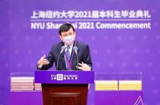 在这场毕业典礼上，张文宏获颁“上海纽约大学校长荣誉奖章”