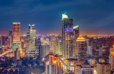 它是上海最大的薄膜光伏一体化单体公共建筑项目，每年发电近23万度，减排二氧化碳227吨