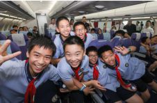 飞机玻璃碎了真能继续飞行吗？航空科普访学学生提出“108问”