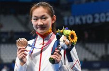 张雨霏李冰洁站上领奖台 徐嘉余带病晋级