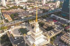 上海展览中心百米高塔悄然翻新 塔柱金黄富丽塔尖“红星闪闪”