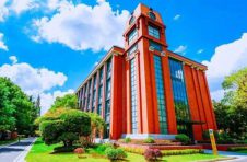 暑假快余额不足，17日全城中风险清零，沪上高校基本按时开学，但别提前返校
