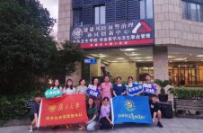 大学教授带队“上阵” 帮助老年人跨越“数字鸿沟”