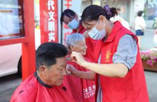 池州市贵池区秋浦街道月亮湖社区：党建同心圆 让社区群众生活更放“新”！