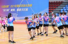 跳绳、踢毽子比赛举行 他们得了第一名