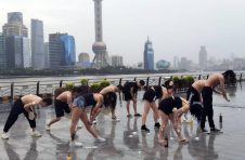 上海人被憋疯了,雨中洗澡的行为艺术火了! 上海人被憋疯了,雨中洗澡的行为艺术火了!